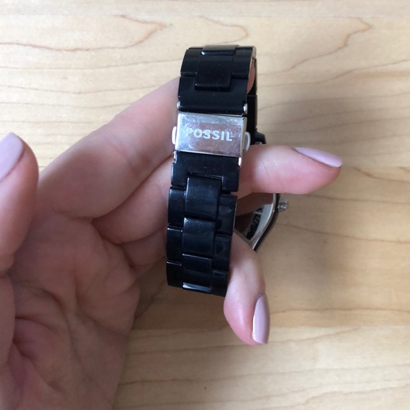 Black resin Fossil watch - Picture 3 of 5